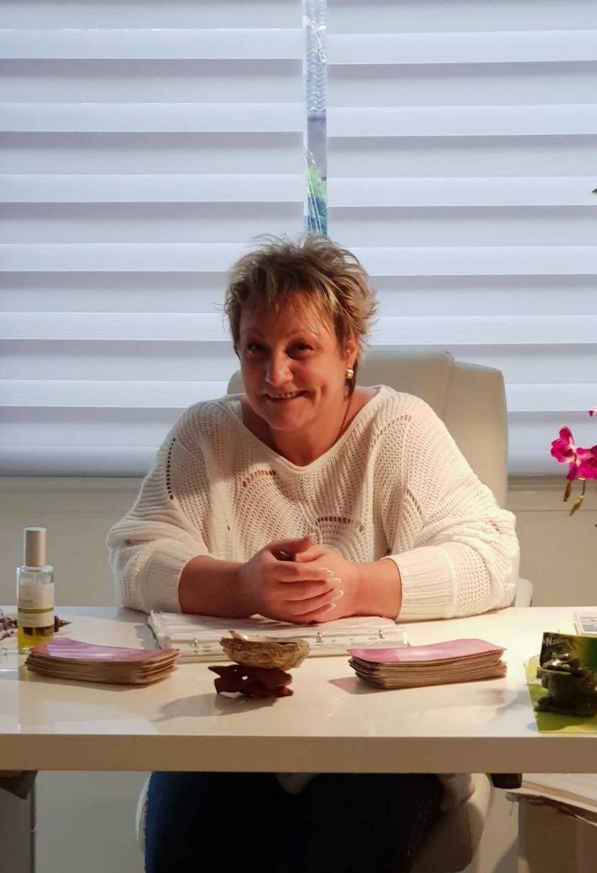 Portrait de Nadège Refour, magnétiseuse et praticienne en soins énergétiques à Magescq, Landes.